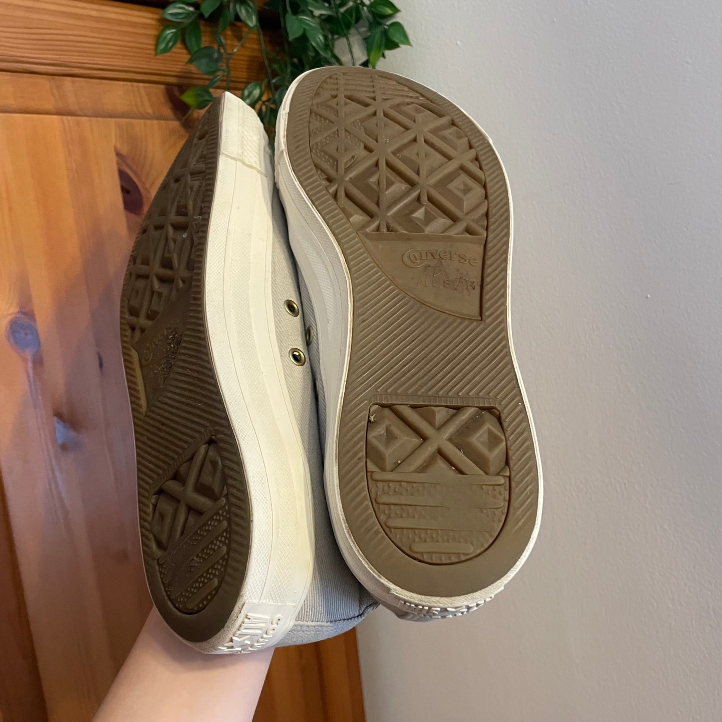 Mens beige converse
